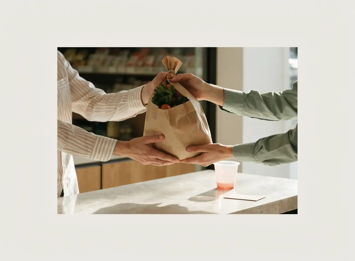 Mahalle dükkânında tekrar alışveriş yapan bir müşteriye hazırlanan paket.